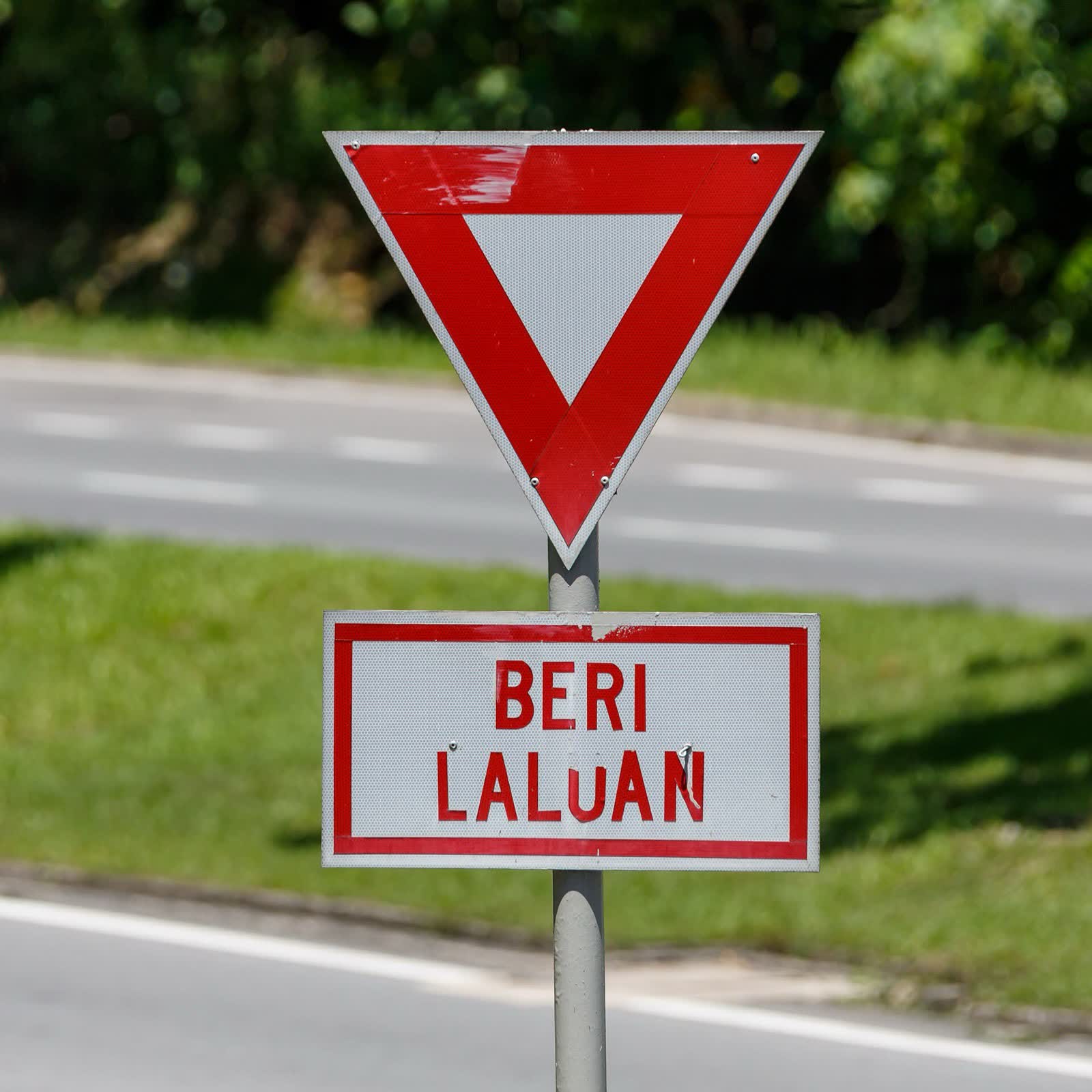 Papan tanda Beri Laluan di tepi jalan