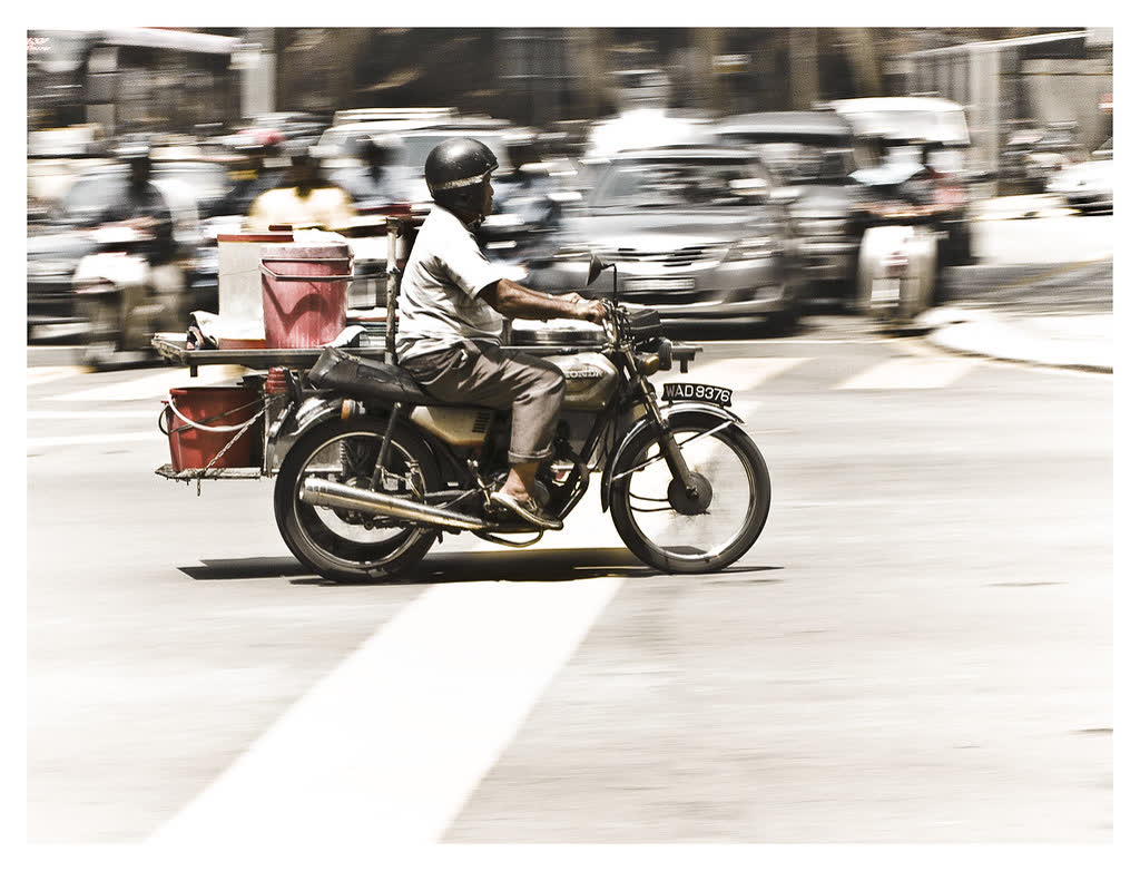 Penunggang motosikal di jalan Kuala Lumpur