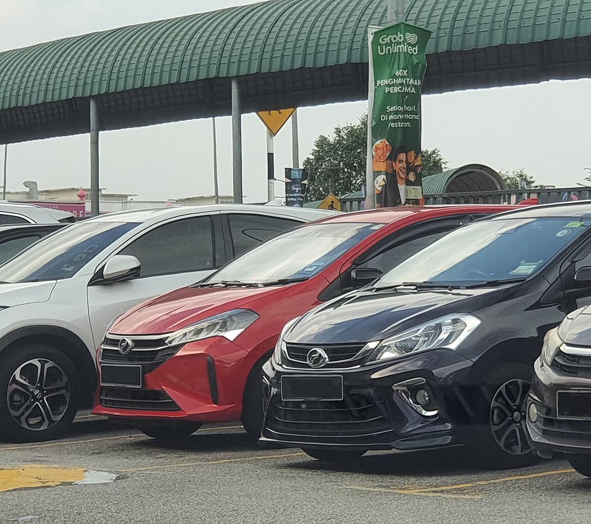 Kereta Perodua Myvi di tempat letak kereta