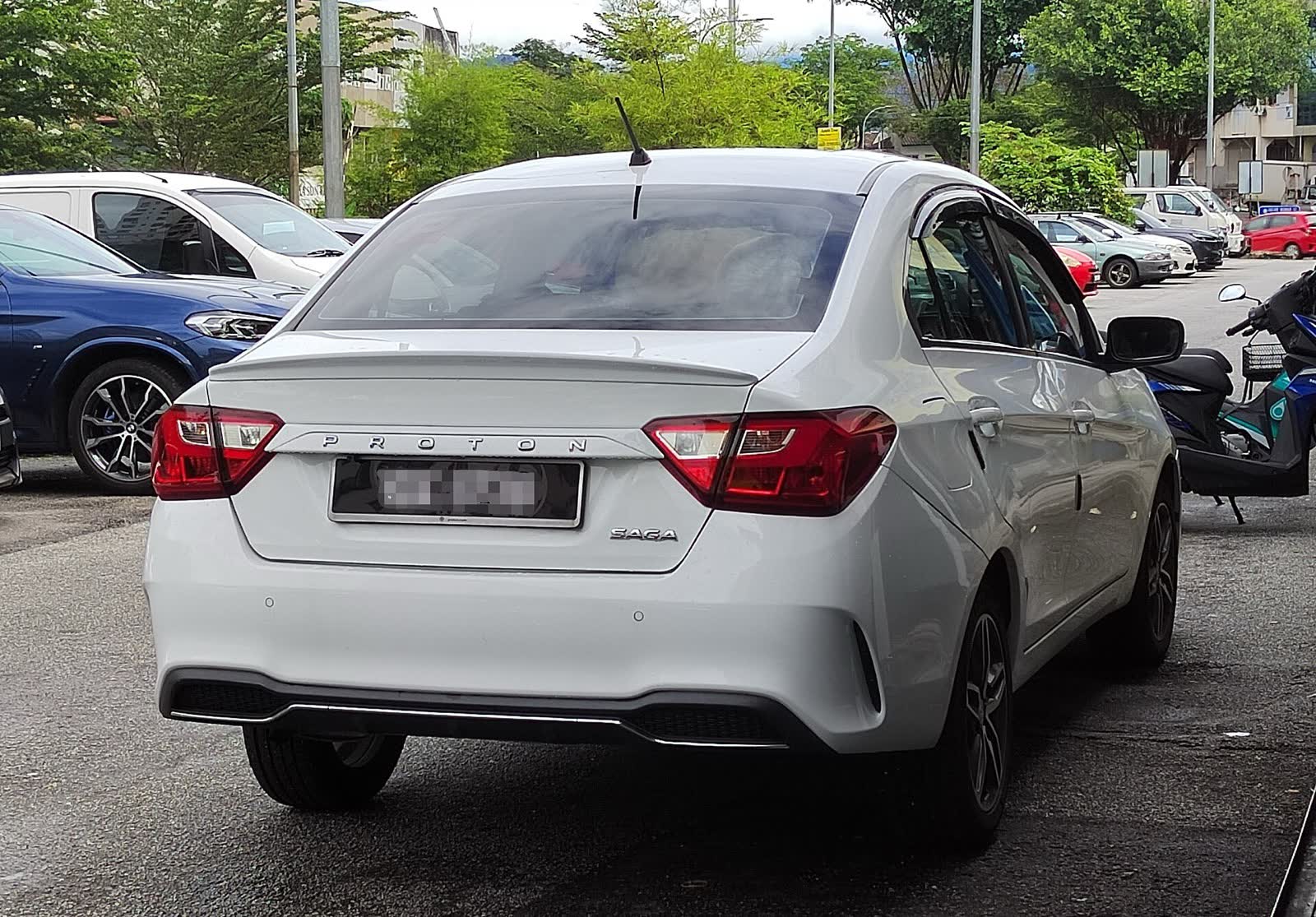 Proton Saga putih di tempat letak kereta